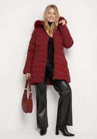 Born2be - Bordowa Pikowana Kurtka z Kapturem z Futerkiem Espenna. Okazja: na co dzień. Typ kołnierza: kaptur. Kolekcja: plus size. Kolor: czerwony. Materiał: futro. Sezon: zima. Styl: elegancki, casual #2