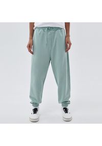 Cropp - Dresowe joggery Basic Premium - Zielony. Kolor: zielony. Materiał: dresówka #1