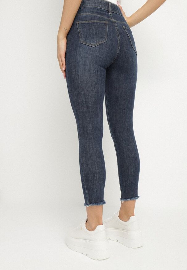 Born2be - Granatowe Jeansy o Fasonie Slim z Gumką w Pasie Belirane. Okazja: na co dzień. Kolor: niebieski. Wzór: aplikacja. Styl: klasyczny, elegancki, casual