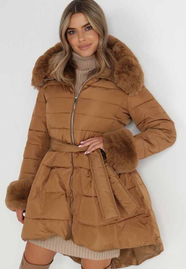 Born2be - Jasnobrązowa Kurtka Nautifa. Kolor: brązowy. Materiał: tkanina, futro. Długość rękawa: długi rękaw. Długość: długie