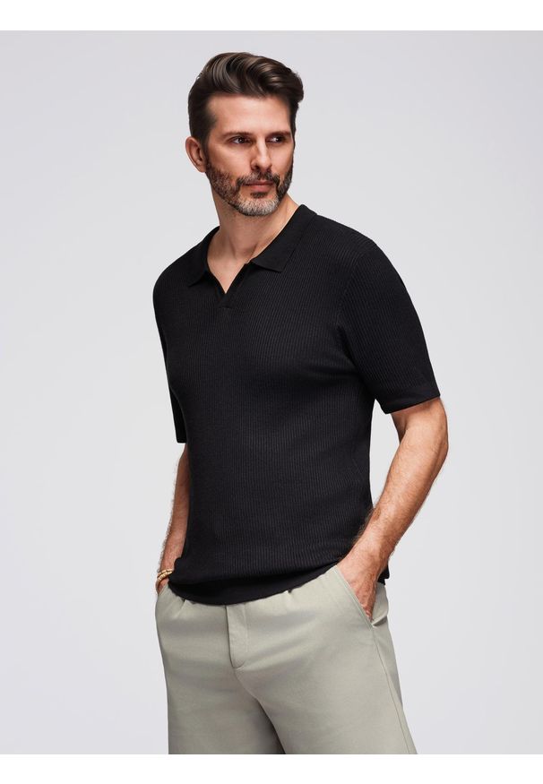 Ombre Clothing - Męska koszulka polo bez guzików z otwartym kołnierzykiem – czarna V2. Typ kołnierza: polo. Kolor: czarny. Materiał: wiskoza, prążkowany, dzianina, elastan, nylon. Styl: klasyczny, elegancki