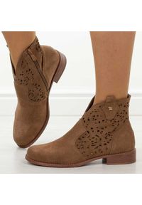 Brązowe dk.tp skórzane ażurowe botki damskie T.Sokolski w26-50. Okazja: na co dzień. Nosek buta: okrągły. Kolor: brązowy. Szerokość cholewki: normalna. Wzór: ażurowy. Materiał: zamsz, skóra. Sezon: wiosna, jesień, lato. Obcas: na obcasie. Styl: casual, elegancki, klasyczny. Wysokość obcasa: niski #1