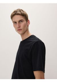 Reserved - T-shirt regular z domieszką jedwabiu - czarny. Kolor: czarny. Materiał: jedwab