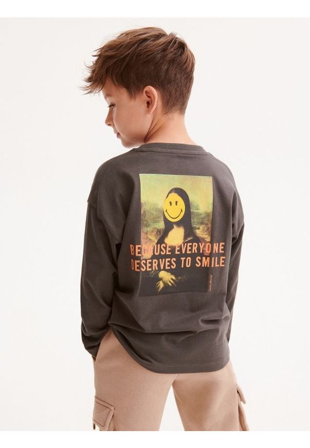 Reserved - Longsleeve oversize SmileyWorld® - ciemnoszary. Kolor: szary. Materiał: dzianina, bawełna. Długość rękawa: długi rękaw