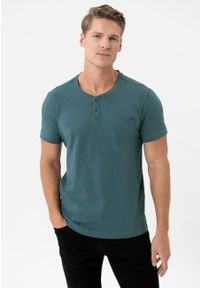 Volcano - T-shirt z rozpinanym dekoltem TM-HUBRIS. Kolekcja: plus size. Kolor: turkusowy. Materiał: materiał, bawełna. Długość rękawa: krótki rękaw. Długość: krótkie. Wzór: aplikacja. Styl: klasyczny #1