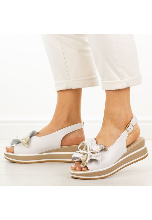 Białe skórzane sandały damskie na koturnie Cambell 40351. Okazja: na co dzień. Zapięcie: pasek. Kolor: biały. Materiał: skóra. Wzór: kwiaty, aplikacja. Sezon: wiosna, lato. Obcas: na koturnie. Styl: casual