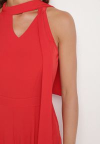 Born2be - Czerwony Kombinezon Bez Rękawów z Ozdobnym Wiązaniem i Szerokimi Nogawkami Silarine. Okazja: na co dzień. Kolor: czerwony. Materiał: jeans. Długość rękawa: bez rękawów. Styl: casual, elegancki, sportowy, klasyczny #2