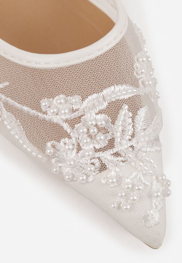 Renee - Białe Szpilki VICES Slingback z Noskami w Szpic Ozdobionymi Haftem i Koralikami Laraidina. Zapięcie: pasek. Kolor: biały. Materiał: satyna. Wzór: aplikacja, haft. Obcas: na szpilce