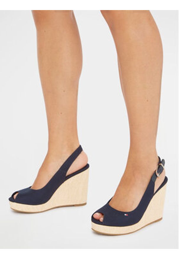 TOMMY HILFIGER - Tommy Hilfiger Sandały Iconic Elena Sling Back Wedge FW0FW04789 Granatowy. Kolor: niebieski. Materiał: materiał