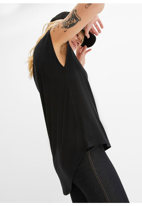 bonprix - T-shirt z dłuższym tyłem, z lejącej mieszanki wiskozy. Kolor: czarny. Materiał: wiskoza. Długość: długie. Wzór: haft