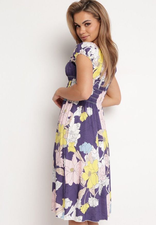 Born2be - Fioletowo-Żółta Bawełniana Sukienka o Rozkloszowanym Kroju z Gumką w Talii w Kwiatowy Wzór Rishta. Kolor: fioletowy. Materiał: bawełna. Wzór: kwiaty. Sezon: lato. Styl: street