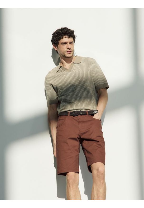 Reserved - Szorty carrot regular z paskiem - karminowy. Kolor: czerwony. Materiał: bawełna, tkanina