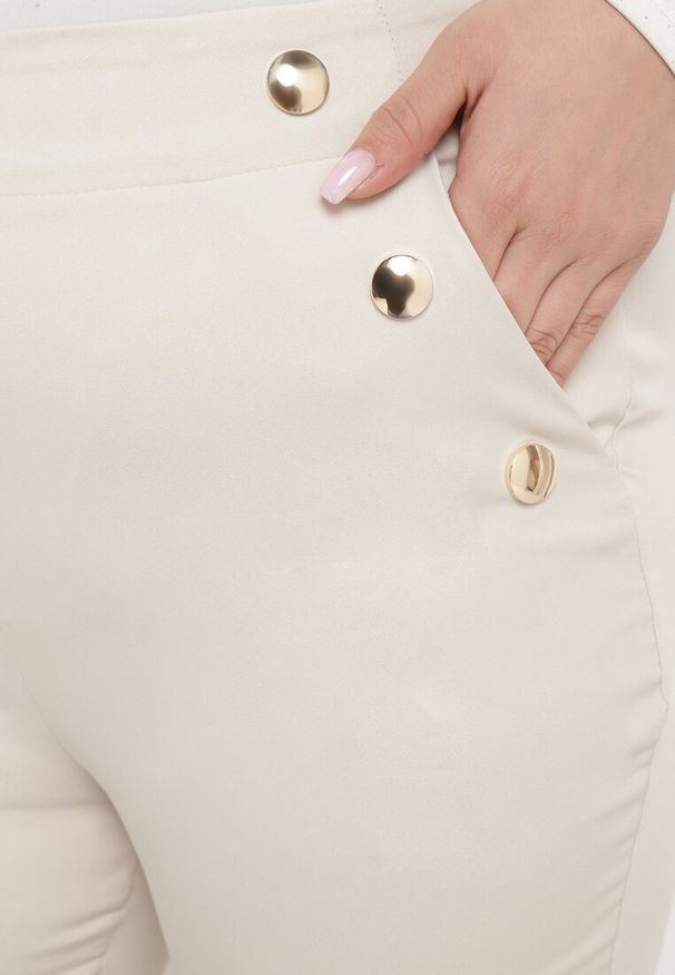 Born2be - Beżowe Klasyczne Spodnie z Wysoką Talią Ozdobioną Nitami Palmika. Kolor: beżowy. Wzór: aplikacja. Styl: klasyczny