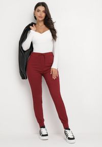 Born2be - Bordowe Spodnie Dresowe z Lampasami Saramessa. Kolor: czerwony. Materiał: dresówka. Wzór: aplikacja #3