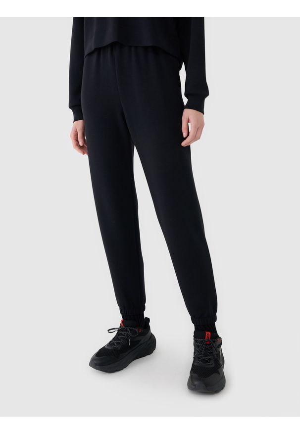 4f - 4F Spodnie dresowe joggery z modalem damskie - czarne M. Kolor: czarny. Materiał: dresówka. Wzór: gładki, ze splotem. Sport: fitness