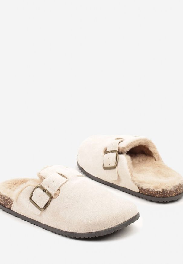 Born2be - Beżowe Kapcie Chodaki na Korkowej Podeszwie z Paskiem i Klamrą Aponella. Okazja: do domu. Zapięcie: klamry. Kolor: beżowy. Materiał: jeans