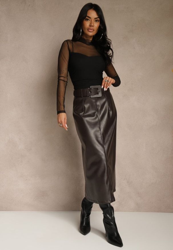 Renee - Brązowa Ołówkowa Spódnica z Imitacji Skóry z Paskiem z Wyrazistą Klamrą Rewedana. Kolor: brązowy. Materiał: skóra. Długość: krótkie. Styl: elegancki