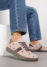 Renee - Różowe Sneakersy Tenisówki Ozdobione Kwiatkami Zummine. Okazja: na co dzień, na spacer. Kolor: różowy. Wzór: aplikacja, kwiaty. Sport: turystyka piesza