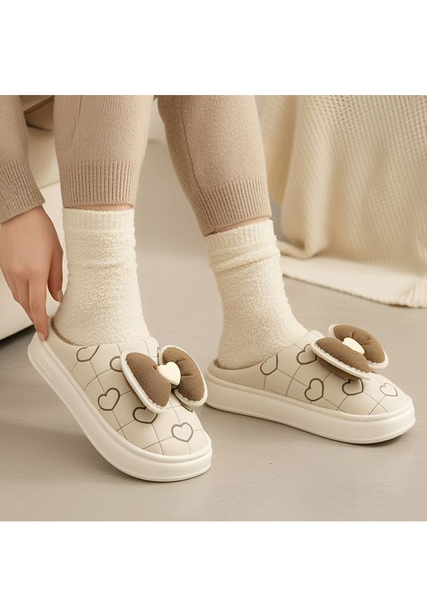 Beżowe Kapcie Filippo Ciepłe Damskie Buty Po Domu. Okazja: do domu. Kolor: beżowy. Materiał: futro. Wzór: aplikacja. Sezon: zima. Styl: elegancki