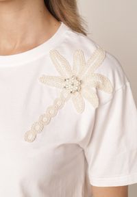 Born2be - Biały Bawełniany T-shirt z Ozdobną Aplikacją z Perełek i Cyrkonii Haidea. Okazja: na co dzień. Kolor: biały. Materiał: bawełna. Wzór: aplikacja. Styl: elegancki, casual #5