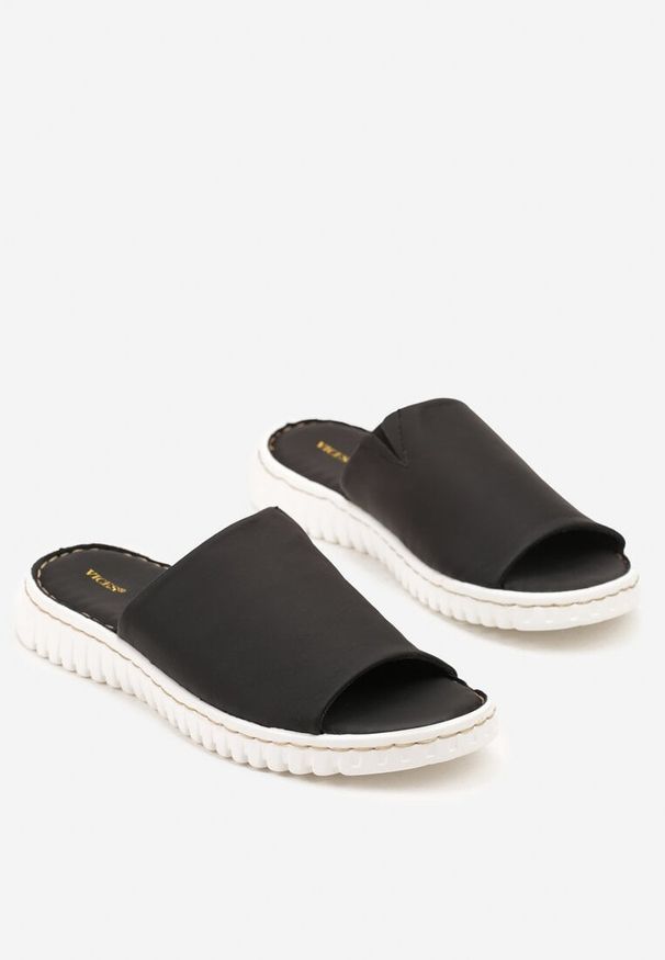 Born2be - Czarne Klapki Vices z Ekoskóry na Tłoczonej Podeszwie Norovia. Okazja: na spacer, na co dzień. Kolor: czarny. Materiał: jeans. Sezon: wiosna, lato. Obcas: na płaskiej podeszwie. Styl: sportowy, casual, elegancki, boho