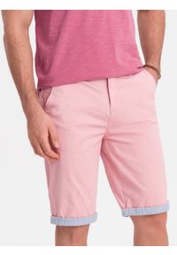 Ombre Clothing - Szorty męskie chinosy z kontrastowym podwinięciem – różowe V8. Okazja: na imprezę, do pracy, na co dzień. Kolor: różowy. Materiał: tkanina, elastan, bawełna. Długość: krótkie. Wzór: kolorowy. Sezon: lato. Styl: wakacyjny, casual