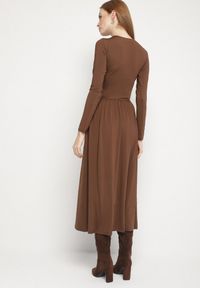 Born2be - Brązowa Marszczona Sukienka Taliowana z Wiskozą z Dekoltem V i Długim Rękawem Emirie. Okazja: na spotkanie biznesowe, na co dzień. Typ kołnierza: dekolt w kształcie V. Kolor: brązowy. Materiał: wiskoza. Długość rękawa: długi rękaw. Styl: casual, biznesowy #3
