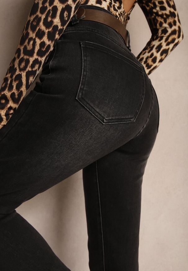 Renee - Czarne Jeansy z Bawełną Mom Fit High Waist Ozdobione Paskiem Senowen. Okazja: na co dzień. Stan: podwyższony. Kolor: czarny. Wzór: aplikacja. Styl: elegancki, casual