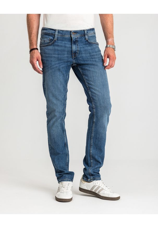 Męskie Spodnie Jeansowe Mustang Oregon Slim Denim Blue 1015042 5000 583, W34 L34. Okazja: na co dzień. Długość: długie. Styl: elegancki, casual, klasyczny