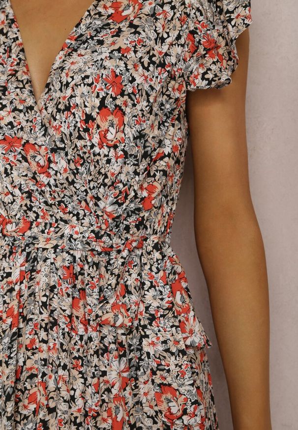 Renee - Czarno-Biała Sukienka Oreithanassa. Typ kołnierza: kołnierz z falbankami, dekolt kopertowy. Kolor: czarny. Materiał: materiał. Długość rękawa: krótki rękaw. Wzór: aplikacja, kwiaty. Sezon: lato. Typ sukienki: kopertowe. Długość: maxi