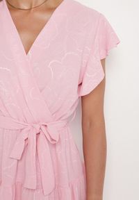 Born2be - Różowa Kopertowa Sukienka Ozdobiona Falbanami i Paskiem Liliessa. Okazja: na co dzień. Typ kołnierza: dekolt w kształcie V. Kolor: różowy. Wzór: aplikacja. Typ sukienki: kopertowe. Styl: casual, elegancki, klasyczny #7