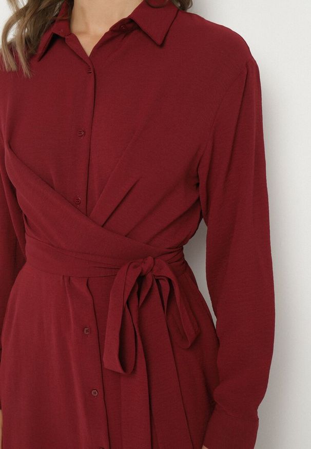 Born2be - Bordowa Koszulowa Sukienka Midi z Guzikami i Materiałowym Paskiem Tetenai. Okazja: na co dzień. Kolor: czerwony. Materiał: materiał. Typ sukienki: koszulowe. Styl: casual. Długość: midi