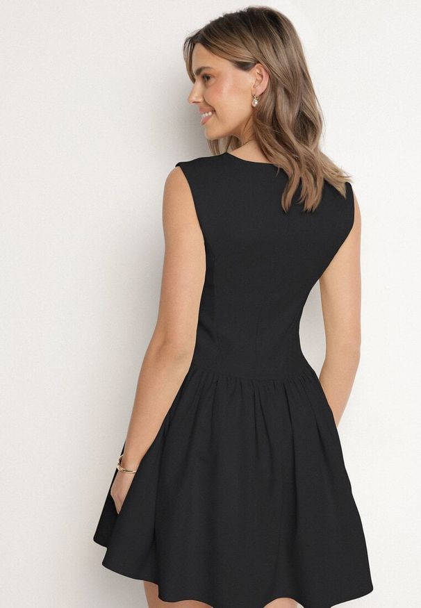 Born2be - Czarna Rozkloszowana Sukienka Ozdobiona Kwadratowym Dekoltem Halelira. Okazja: na co dzień. Typ kołnierza: dekolt kwadratowy. Kolor: czarny. Wzór: aplikacja. Typ sukienki: rozkloszowane, proste. Styl: klasyczny, casual, elegancki