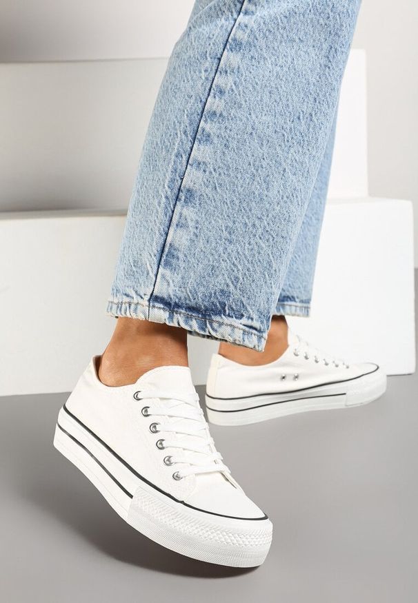 Born2be - Białe Sznurowane Trampki na Grubej Podeszwie pod Kostkę Savarenda. Okazja: na co dzień. Kolor: biały. Materiał: jeans. Styl: klasyczny, elegancki, casual
