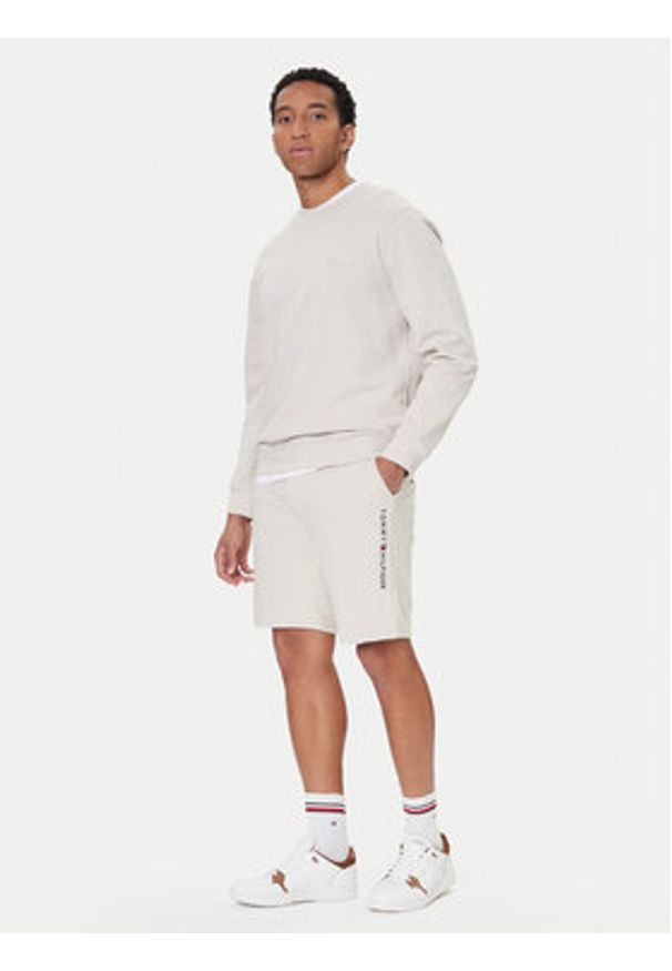 TOMMY HILFIGER - Tommy Hilfiger Szorty sportowe UM0UM03452 Écru Relaxed Fit. Materiał: bawełna, syntetyk. Styl: sportowy