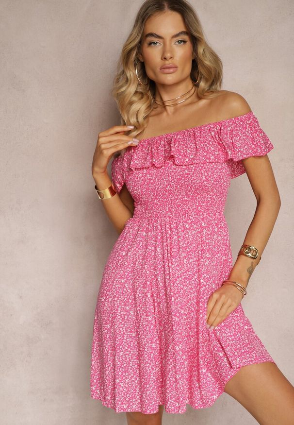 Renee - Fuksjowa Kwiecista Sukienka Hiszpanka z Bawełny z Gumką w Pasie Nevima. Okazja: na co dzień. Typ kołnierza: dekolt hiszpanka. Kolor: różowy. Materiał: bawełna. Sezon: lato. Styl: casual. Długość: mini