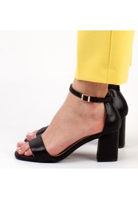 Czarne sandały damskie z zakrytą piętą Vinceza 17179 Słupek. Kolor: czarny. Materiał: zamsz. Obcas: na słupku. Wysokość obcasa: średni #1