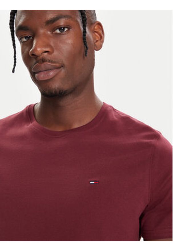 Tommy Jeans T-Shirt DM0DM04411 Bordowy Regular Fit. Kolor: czerwony. Materiał: bawełna