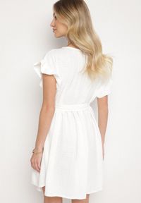 Born2be - Biała Sukienka Ozdobiona Falbankami i Paskiem Izulira. Typ kołnierza: kołnierz z falbankami. Kolor: biały. Wzór: aplikacja. Styl: elegancki #7