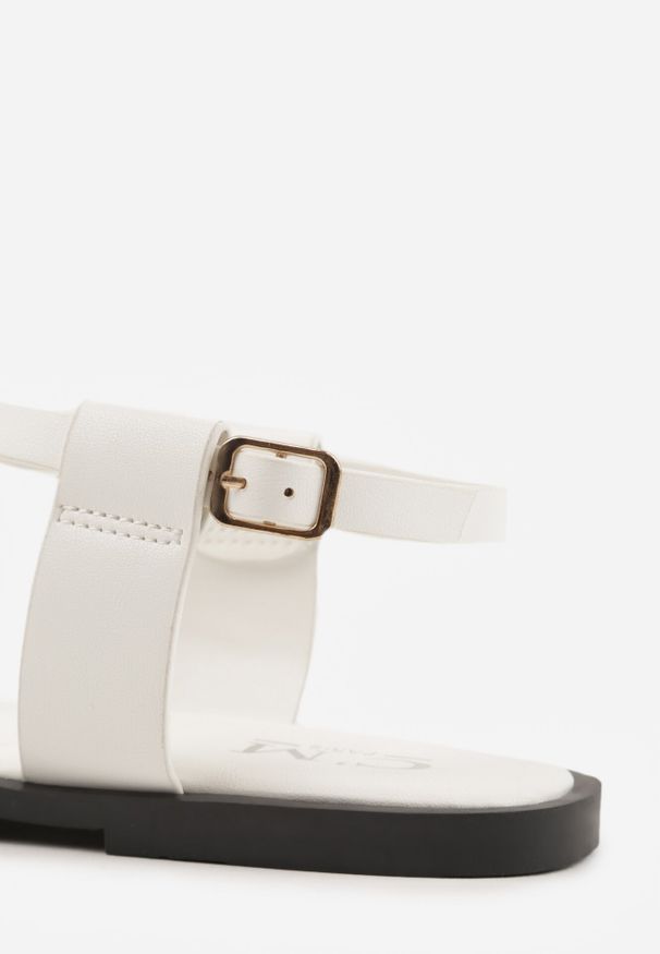 Born2be - Białe Sandały w Stylu Japonek z Metaliczną Ozdobą Catelin. Zapięcie: sprzączka. Kolor: biały. Wzór: aplikacja. Styl: elegancki, klasyczny