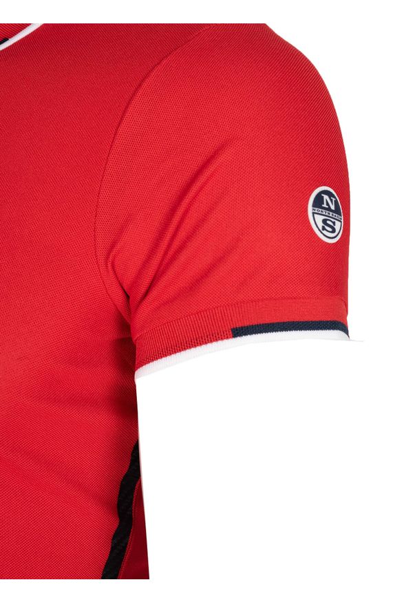 North Sails X Prada Koszulka Polo "Auroa" | 45 2502 000 | Auroa Polo S/S | Kobieta | Czerwony. Okazja: na co dzień. Typ kołnierza: polo. Kolor: czerwony. Materiał: poliester. Wzór: nadruk, aplikacja. Styl: casual, klasyczny