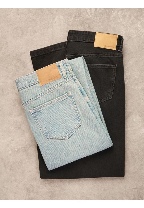 Reserved - Jeansy baggy tapered - czarny. Kolor: czarny