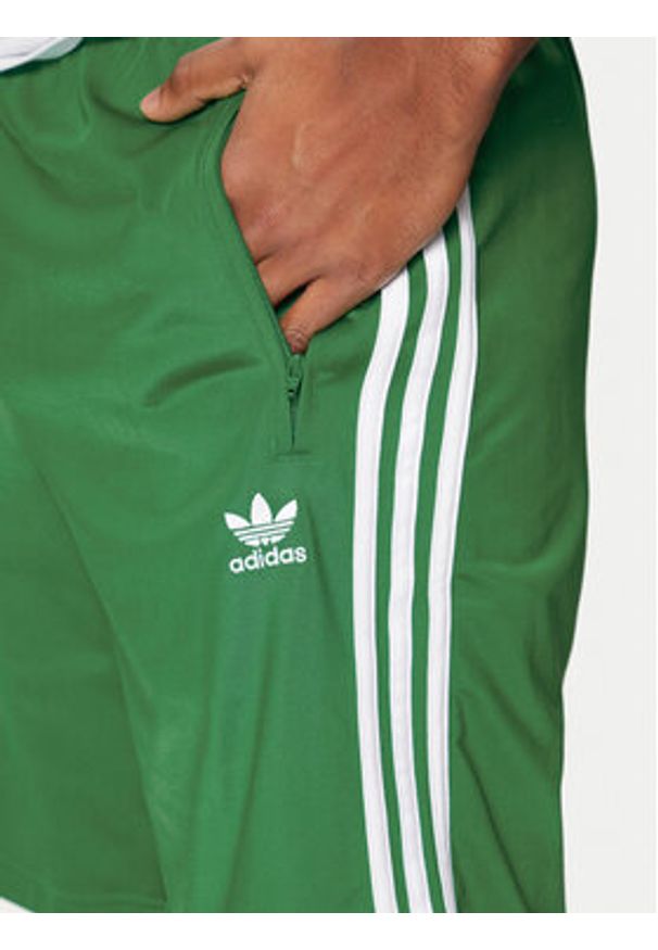 Adidas - adidas Szorty sportowe adicolor Firebrid IM9420 Zielony Regular Fit. Kolor: zielony. Materiał: syntetyk. Styl: sportowy