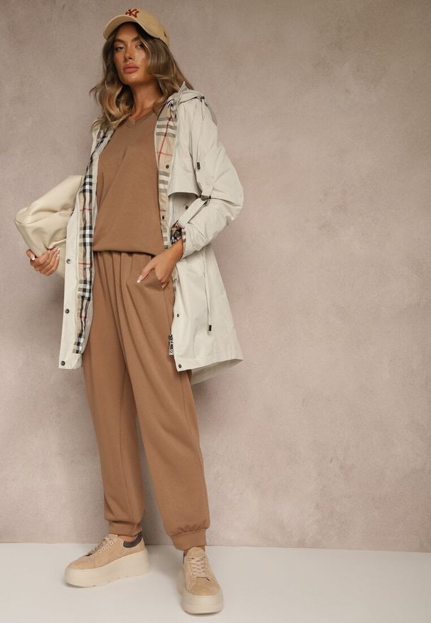 Renee - Beżowa Kurtka Parka z Kapturem Podpinanymi Rękawami i Printem w Kratę Hallela. Typ kołnierza: kaptur. Kolor: beżowy. Materiał: jeans. Długość: do kolan. Wzór: nadruk. Sezon: jesień