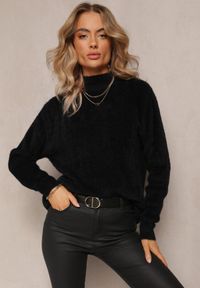 Renee - Czarny Puchaty Golf z Długim Rękawem i Ściągaczami Caelina. Typ kołnierza: golf. Kolor: czarny. Materiał: dzianina. Długość rękawa: długi rękaw. Długość: długie. Sezon: jesień, zima. Styl: klasyczny