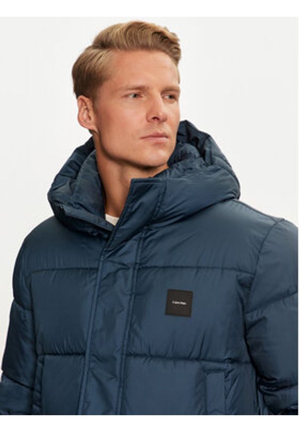 Calvin Klein Płaszcz zimowy K10K113465 Niebieski Regular Fit. Kolor: niebieski. Materiał: syntetyk. Sezon: zima