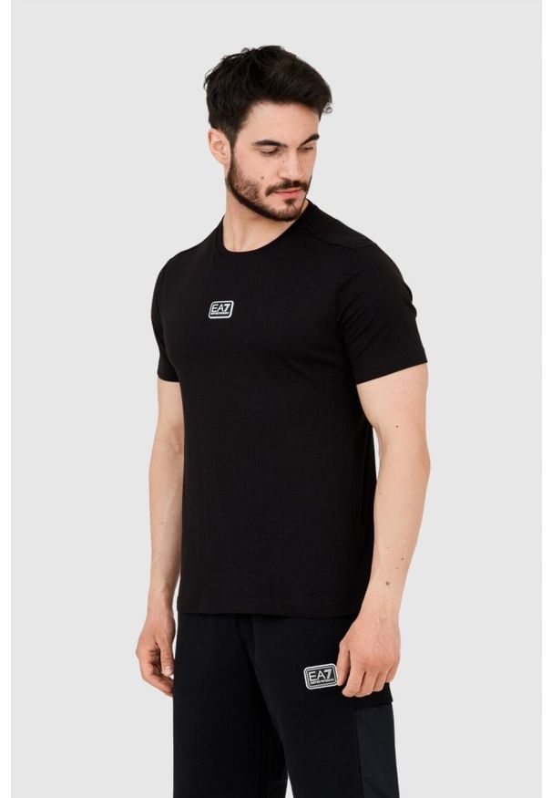 EA7 Emporio Armani - EA7 Czarny t-shirt męski z naszywką z logo, Rozmiar XXL. Kolor: czarny. Wzór: aplikacja
