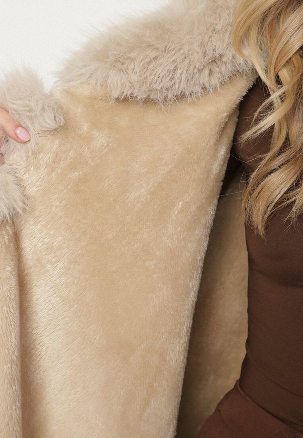 Born2be - Beżowe Ponczo z Wełną i Wiskozą Zdobione Futerkiem Tevilka. Okazja: na co dzień. Kolor: beżowy. Materiał: wełna, futro, wiskoza. Wzór: aplikacja. Styl: casual, elegancki