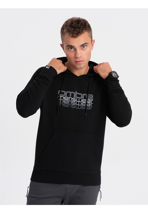 Ombre Clothing - Nierozpinana bluza męska z kapturem i nadrukiem - czarna V3. Typ kołnierza: kaptur. Kolor: czarny. Materiał: bawełna, poliester. Wzór: nadruk