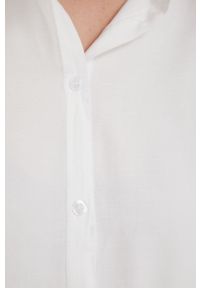Answear Lab koszula damska kolor biały relaxed z kołnierzykiem klasycznym. Typ kołnierza: kołnierzyk klasyczny. Kolor: biały. Materiał: tkanina. Styl: wakacyjny, klasyczny